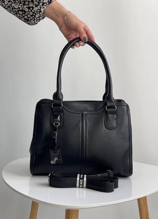 Черная деловая женская сумка на плечо из кожзам с двумя ручками и плечевым ремнем cilda tohetti.
