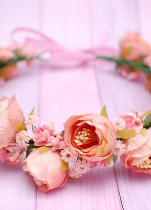 Об*ємний вінок віночок з квітами персиково-рожевий1 фото
