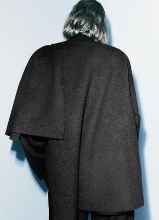 Короткое трикотажное пальто с асимметричным шарфом3 фото