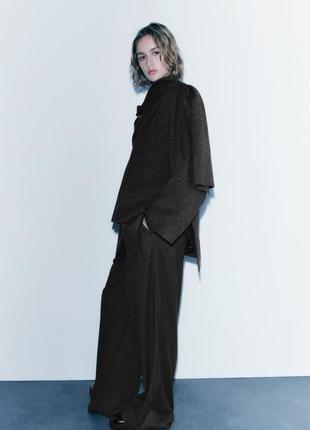 Короткое трикотажное пальто с асимметричным шарфом5 фото
