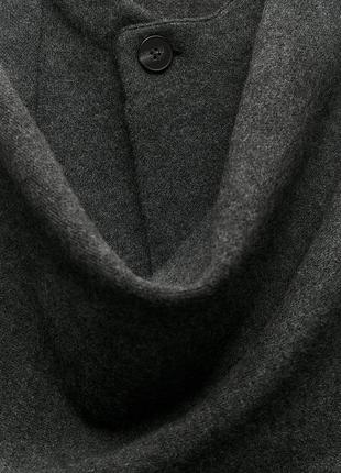 Короткое трикотажное пальто с асимметричным шарфом9 фото
