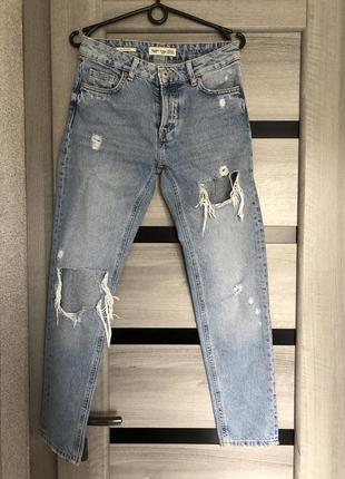 Джинси мом з потертостями на середній посадці bershka