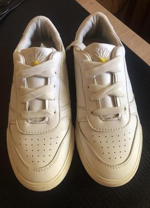 Белые кроссовки