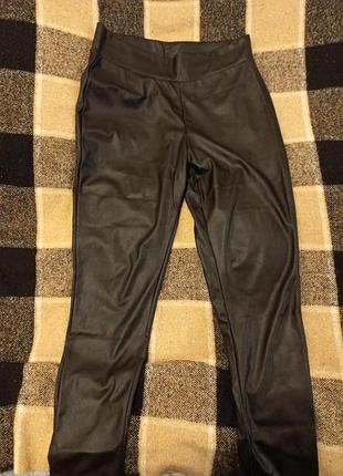 Лосины черные.