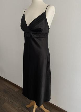 Черное атласное платье-слип длины меди (платье – комбинация)