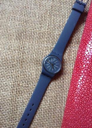 Женские наручные часы swatch. кобальтовый цвет.2 фото