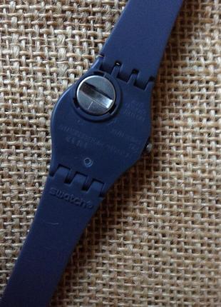 Женские наручные часы swatch. кобальтовый цвет.3 фото