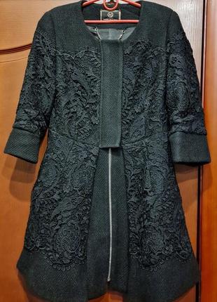 Жіночне пальто з мереживом