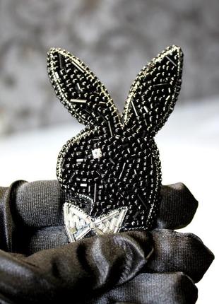 Оригінальна авторська брошка ручної роботи кролик playboy, брошка з бісеру зайчик плейбой