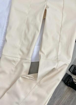 Кремовые брюки/брюки из премиальной, плотной, однако мягкой эко кожи, с актуальными разрезами внизу от missguided4 фото