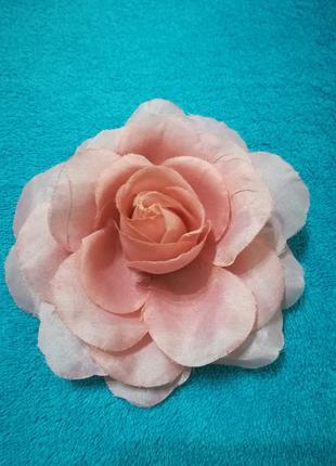 Брошка троянда