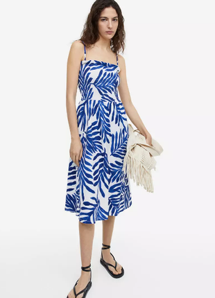 Платье h&amp;m миди белое с принтом листьев синие на бретелях тропический принт2 фото