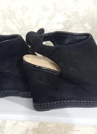 Босоніж на танкетці з штучного замшу