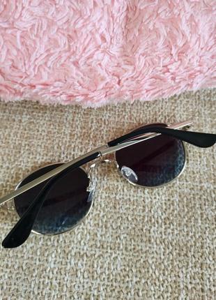 Солнцезащитные очки с темной градиентной линзой3 фото