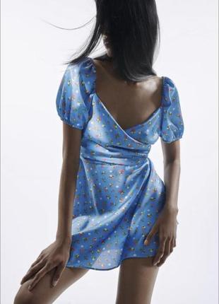 Платье зара zara в цветочный принт атласное платье атласное с платье с открытым декольте5 фото