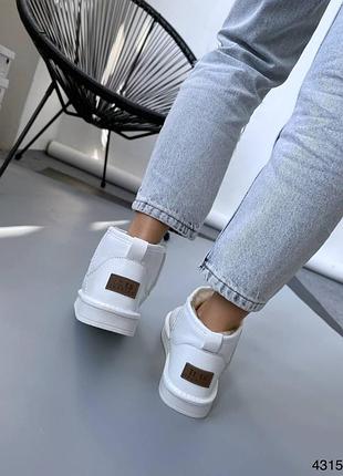 Белые кожаные угги ультракороткие
