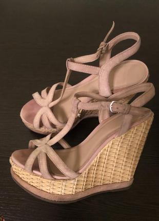 Милі рожеві босоніжки