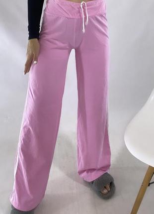 Розовые брюки с белыми лампасами