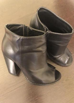 Стильні ботільйони з відкритим носком