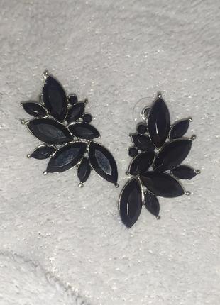 Стильные черные серьги в виде листьев. стюльне черное серьги в выдет листья3 фото
