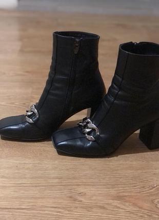 Жіночі ботинки
