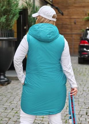 Жилетка женская удлиненная стеганая теплая демисезонная двухсторонняя с капюшоном и карманами большие размеры5 фото