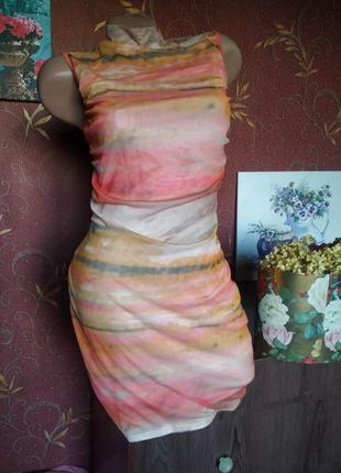 Разноцветное платье сетка с высоким воротником от prettylittlething