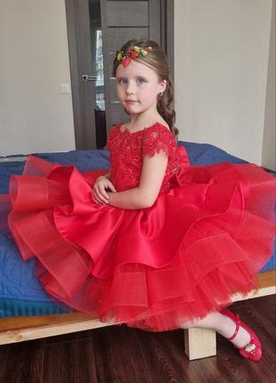 Платье красное на выпускной пышное, праздничное костюм клубнички