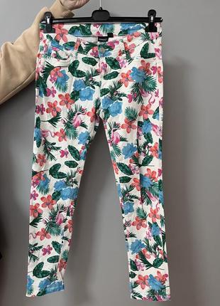 Женские яркие брюки в цветочный и тропический принт размер м-l