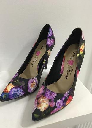 Туфлі жіночі човники на підборах