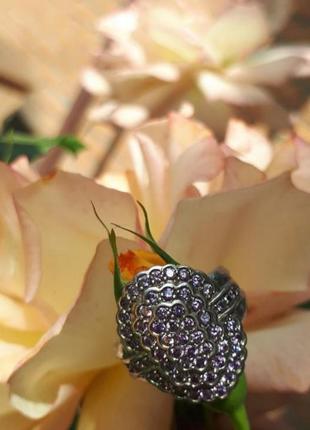 Серебряный винтажный объемный кольцо с множеством бузковых камушков.