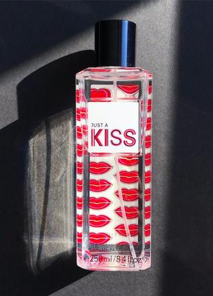 Лімітований парфумований спрей victoria’s secret just a kiss мист виктория сикрет