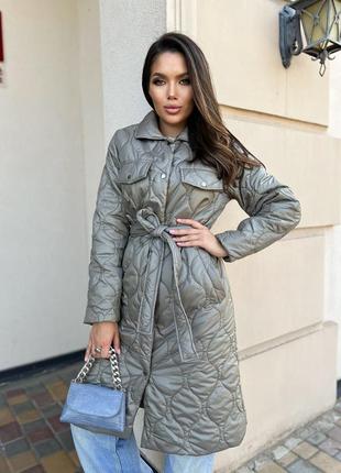 Стильне жіноче пальто оливкового кольору, трендове стьобане пальто з поясом