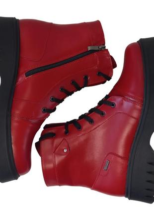 Ботинки женские кожаные на утолщенной подошве красного цвета4 фото