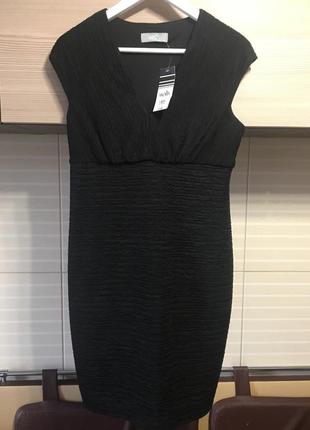 Стильное черное платье с интригующим вырезом wallis