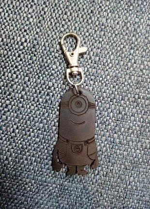 Коричневый брелок кожаный миньон