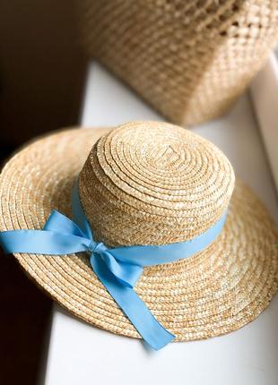 Соломенная шляпа канотье с голубым бантом