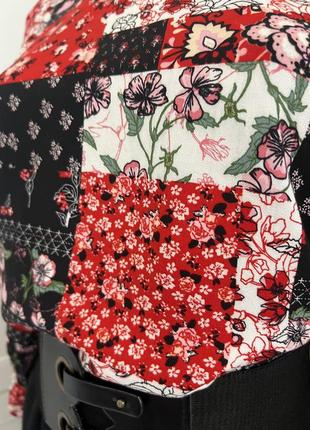 Яркая блуза с цветочным принтом в стиле печворк.5 фото