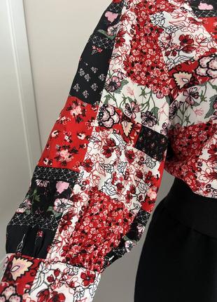 Яркая блуза с цветочным принтом в стиле печворк.3 фото