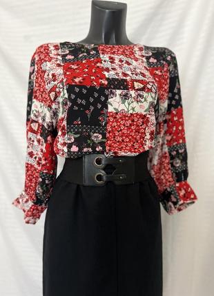 Яркая блуза с цветочным принтом в стиле печворк.6 фото