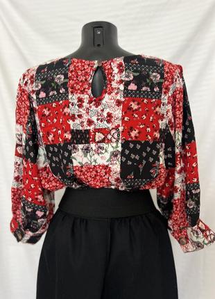 Яркая блуза с цветочным принтом в стиле печворк.7 фото