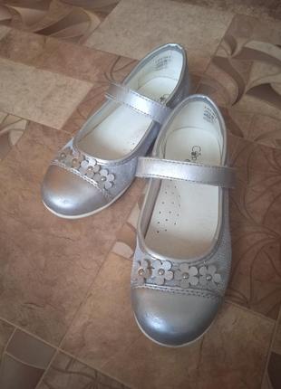 Святкові туфельки сріблясті для дівчинки туфлі легенькі на свято нарядні