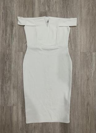 Белое обтягивающие платье с открытыми плечами1 фото