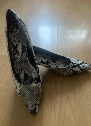 Новые  красивые туфли рептилия модная классика от zara6 фото