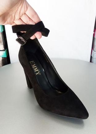 Классические черные туфли лодочки женские замшевые с ремешком средний широкий каблук узкий носик1 фото