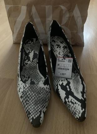 Новые  красивые туфли рептилия модная классика от zara
