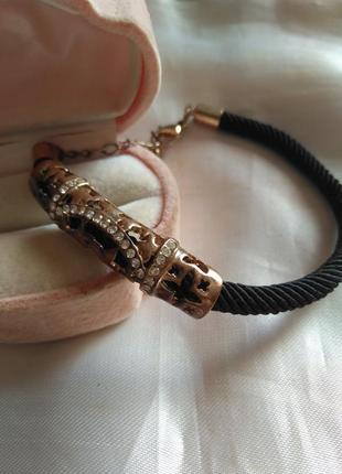 Браслет шнурок с камешками.