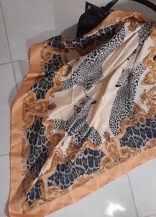 Платок с леопардами