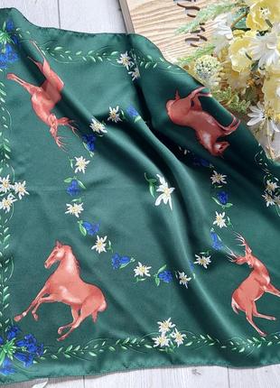 Винтажный шейный итальянский зелёный платок в олени🔹лошади🔹(46 см на 48 см)