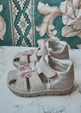 Детские босоножки сандалии кожаные девочке блестящие розовые белые тапочки макасины хайтопы закрытая пятка носок3 фото